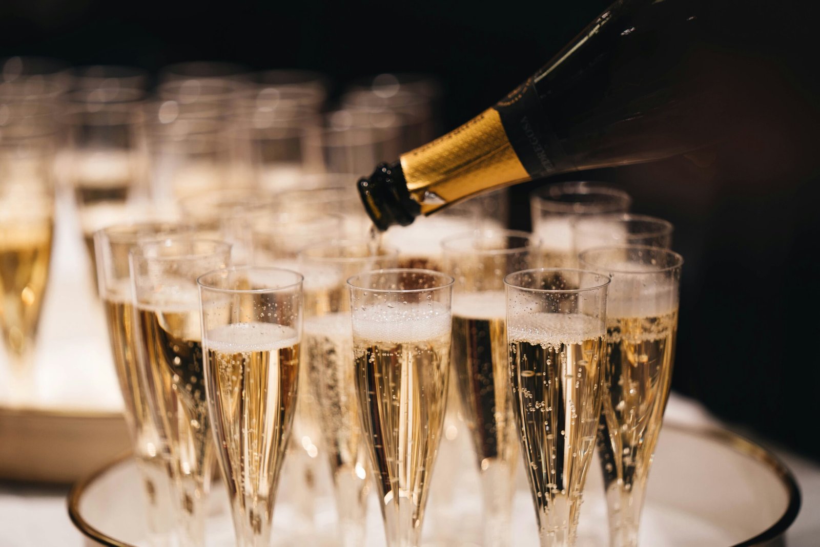 Calici di champagne e spumante premium per Catering Open Bar Milano Aziendale con Circus