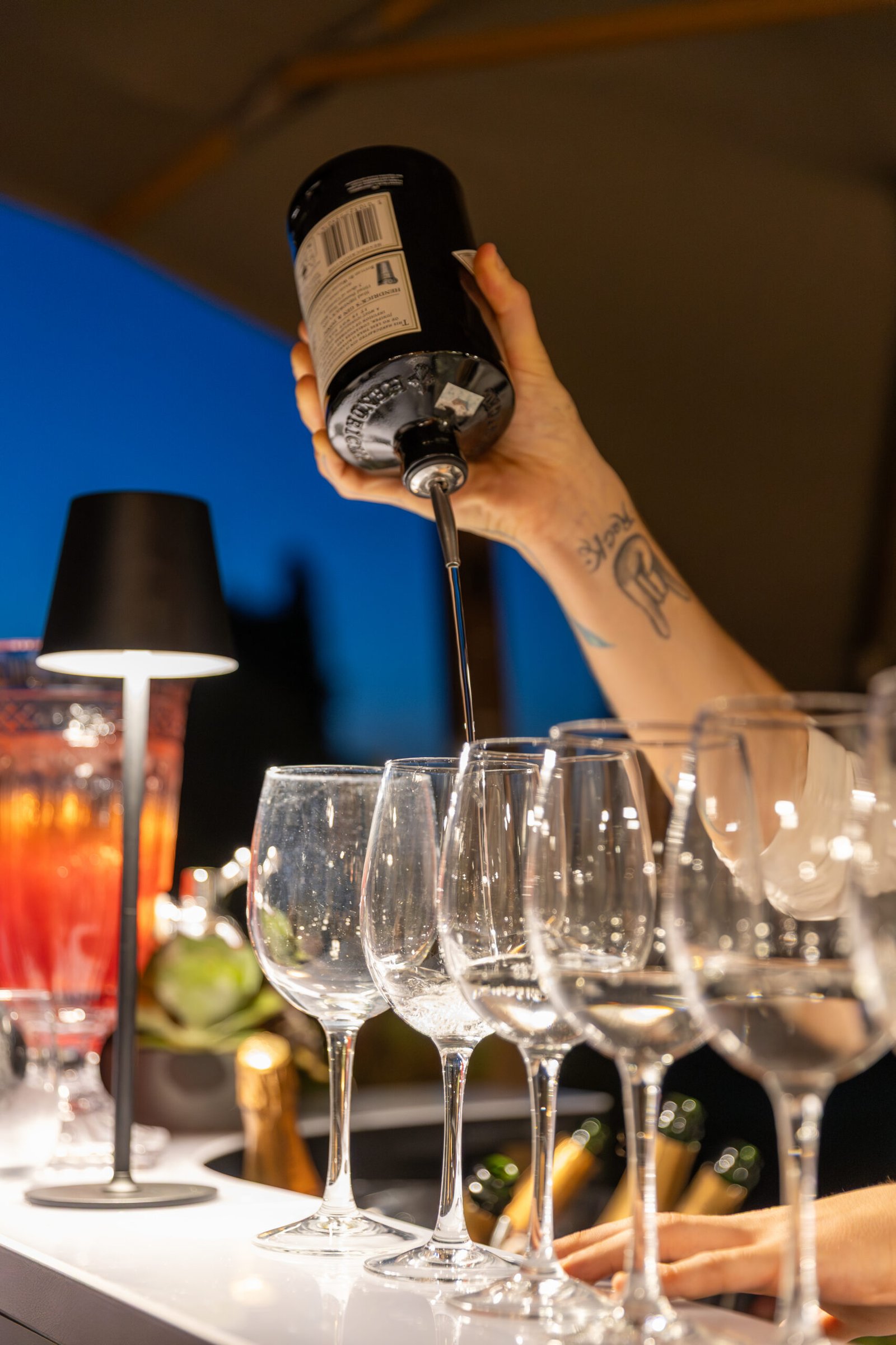 Bartender Circus al lavoro durante un evento in Lombardia