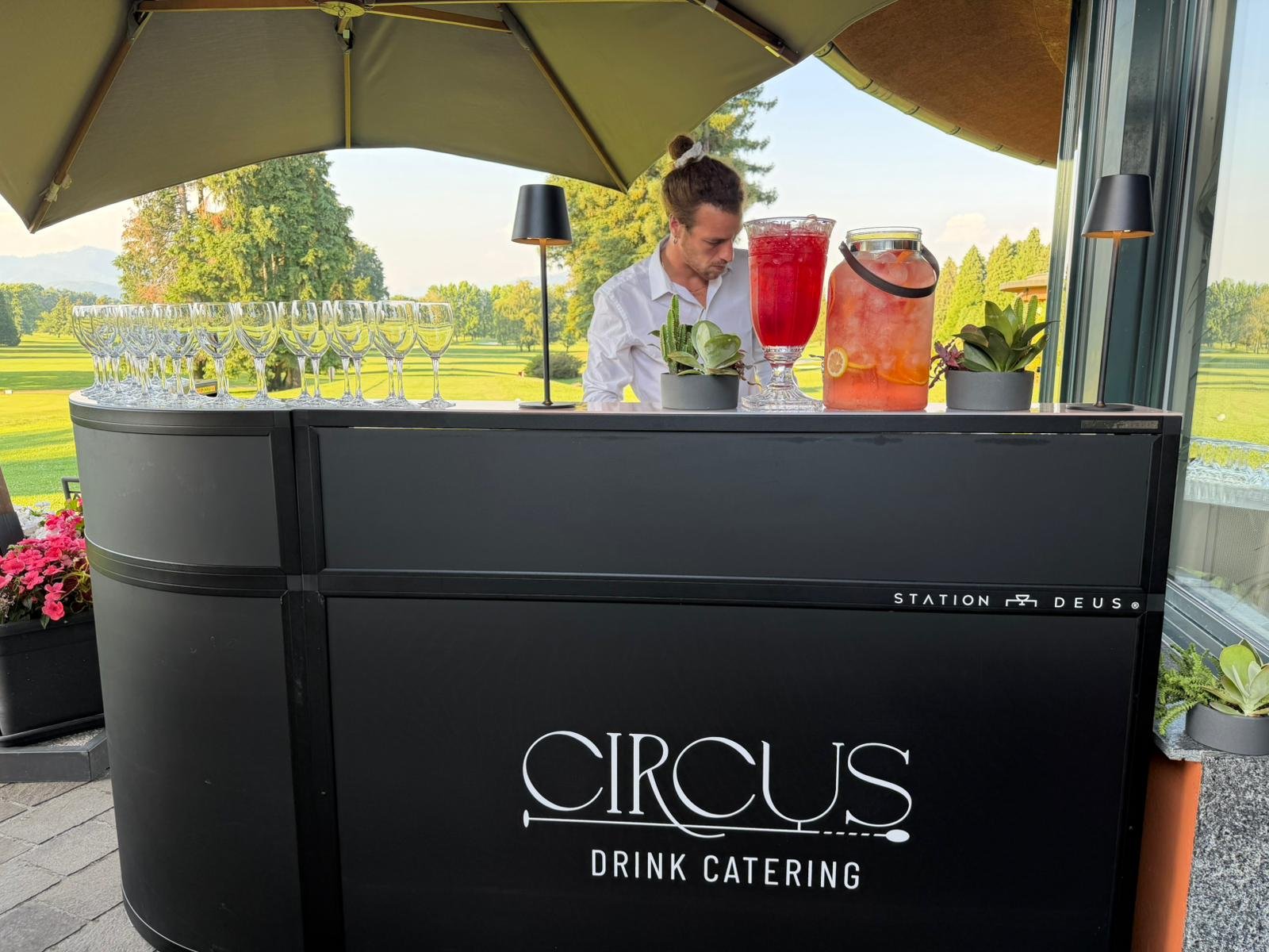 Staff Circus al servizio durante un evento in Lombardia